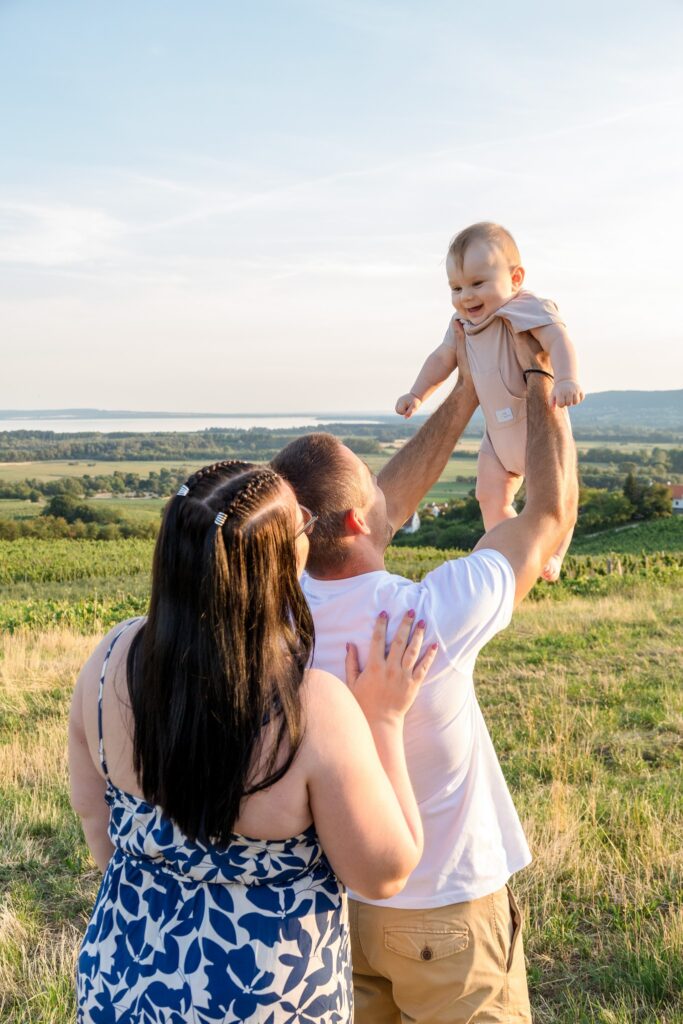 Családi fotózás nyári naplementében